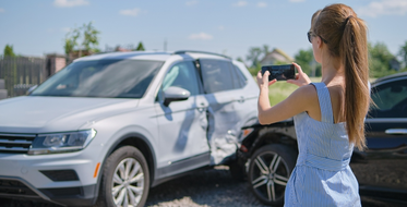 Žena fotí dopravní nehodu