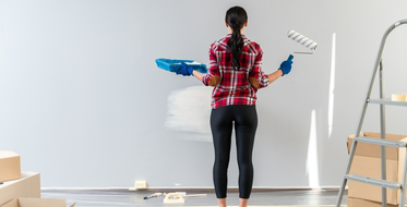 Žena maluje po rekonstrukci bytu