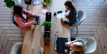 študentky v coworkingovom centre