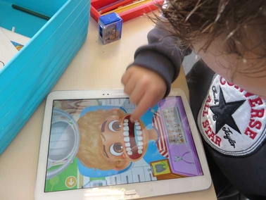 Tandarts app op tablet Android voor thema tandarts met kleuters, kleuteridee.nl , Dentist Andrid app for preschool, free printable