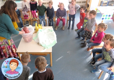 Baby in bad in de klas 2, kleuteridee.nl, thema baby voor kleuters