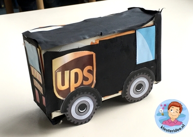 auto'van pakketdiensten maken met kleuters UPS, thema post en pakket, kleuteridee