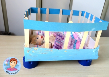 Ledikantjes knutselen 3, thema baby, kleuteridee.nl, Kindergarten baby bed craft