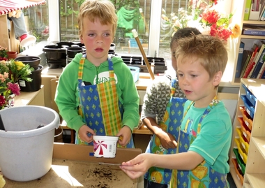 Themahoek tuincentrum voor kleuters, kleuteridee, juf Petra, role play garden center for preschool
