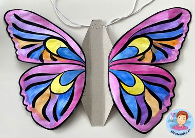 Vleugels voor vlinder bevestigen 1k, kleuteridee