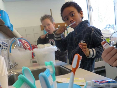 Tandenpoetshoek met verschillende soorten tandpasta en een poetsdiploma in de kleuterklas, kleuteridee.nl, dental care for preschool, role play 2