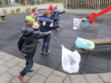 Hoera het stormt, kleuters vliegeren met een plastic tas, kleuteridee.nl