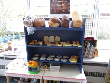Broodkast in de bakkershoek, kleuteridee.nl , thema bakker voor kleuters