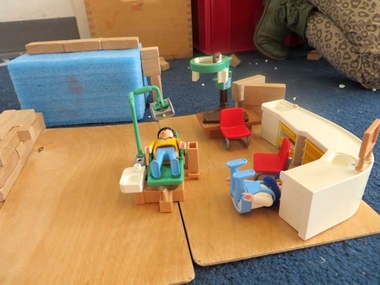 Tandartspraktijk bouwen van Playmobil in de bouwhoek, kleuteridee.nl , thema tandarts, dental practice in the block area with Playmobil for preschool, role play 2