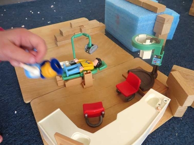 Tandartspraktijk bouwen van Playmobil in de bouwhoek, kleuteridee.nl , thema tandarts, dental practice in the block area with Playmobil for preschool, role play