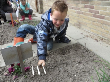 Ideeën voor de schooltuin voor kleuters week 5, kleuteridee.nl , harken en wieden
