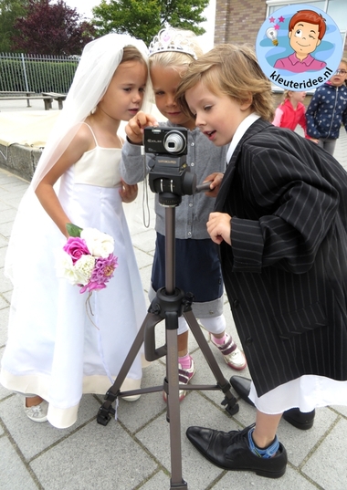 Kleuters maken een trouwreportage van elkaar 6, kleuteridee.nl, thema fotograaf, Kindergarten Photgrapher theme.