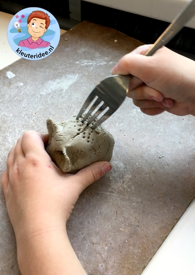 Egel maken van klei, kleuteridee.nl, a hedgehog from clay for kindergarten 2