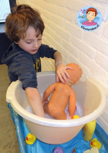 Pop in bad doen, thema baby voor kleuters, kleuteridee.nl, Kindergarten baby theme 2