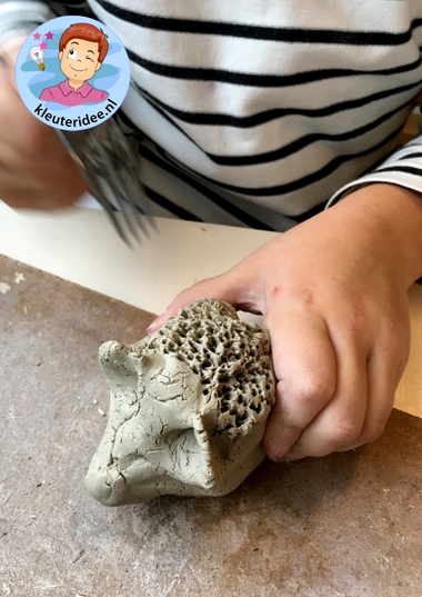 Egel maken van klei, kleuteridee.nl, a hedgehog from clay for kindergarten 3