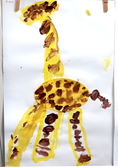 Giraf vingerverven met jongste kleuters 2, thema dierentuin, kleuteridee.nl , Preschool giraffe fingerpaint.