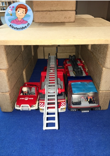 Kazerne bouwen in de blokkenhoek, kleuteridee, thema brandweer, Kindergarten fire fighters theme