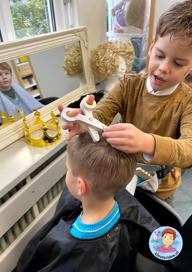 themahoek de kapper, kleuteridee, hairdressers role play kindergarten