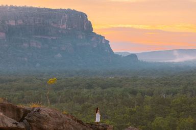 Woman_at_Nawurlandja_Lookout_Kakadu