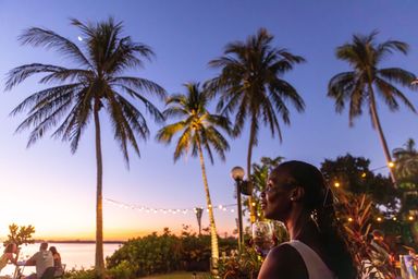 Women_enjoying_a_drink_at_Darwin_Sailing_Club