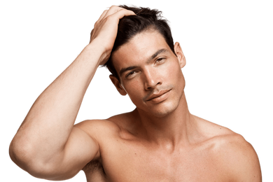 Homme caucasien aux cheveux bruns épais et denses
