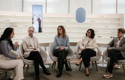 Participants in a masterclass discuss sustainability and innovation in eyewear design – captured in a modern showroom.