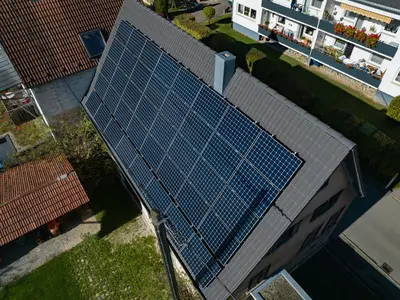 Ein Haus mit Solarpanels auf dem Dach