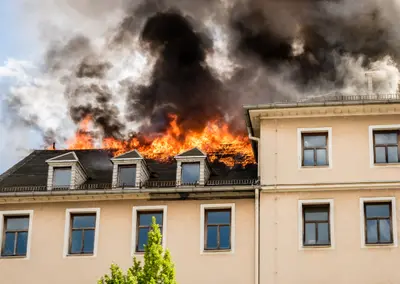 Ein Hausbrand richtet verheerenden Schaden an.