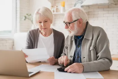 Ist eine Zeitrente sinnvoll? Ein älteres Ehepaar diskutiert über seine Finanzen.