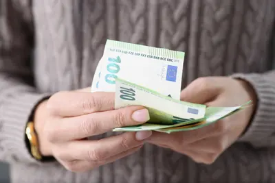 Frau hält Euroscheine in der Hand