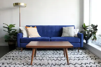 Mid-Century-Designs wie das filigrane Sofa aus den 60er Jahren erleben durch die Zunahme kleiner Wohnungen einen neuen Aufschwung