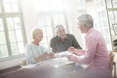 Ein älteres Ehepaar lässt sich zu einer Immobilienverrentung beraten.
