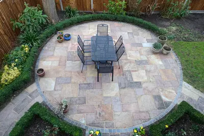 Toller Kontrast zur Gartenfläche: Ein Terrassenbelag aus Stein.
