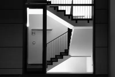Die Hausordnung kann Regeln für die Treppenhausreinigung aufstellen.