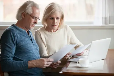 Umkehrhypothek: Ein älteres Paar diskutiert über Finanzen.