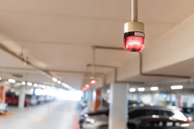 Parkplätze und Parkhäuser werden in Smart Citys mit Sensoren ausgestattet.