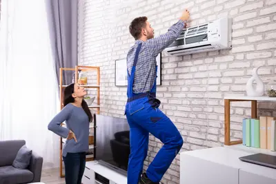 Manche Klimaanlagen für zuhause bedürfen der Installation durch eine Fachfirma.