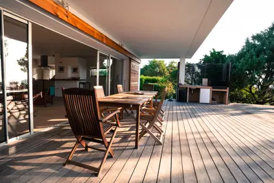 Wer sich für einen Terrassenbelag aus Holz entscheidet, sollte an die regelmäßige Pflege denken.