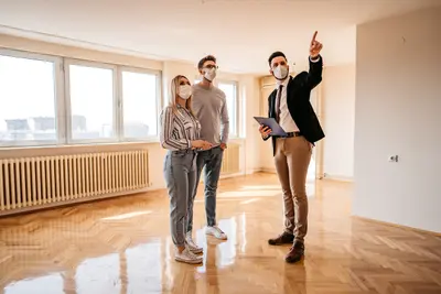 Ein Immobilienmakler kann helfen zu entscheiden, ob es sinnvoll ist, ein Haus vor dem Verkauf zu renovieren.