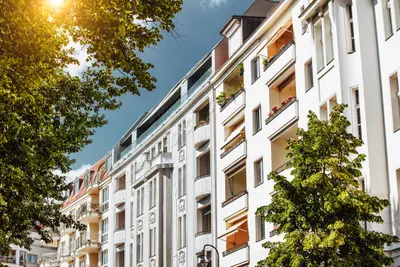 : Die hohe Nachfrage und die Lage von Neubauprojekten sind entscheidend für den Quadratmeterpreis in Berlin.