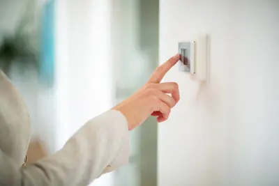 Mit smarten Zwischensteckern können Lichter von überall aus ausgeschaltet werden.
