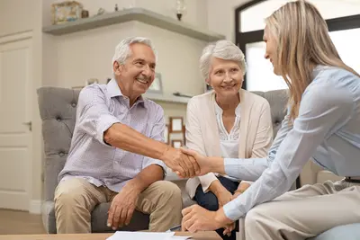 Seniorenpaar entscheidet sich für Hausverkauf auf Rentenbasis