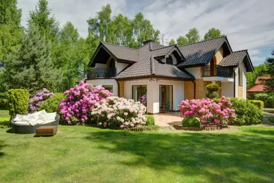 Ein Einfamilienhaus mit einem großen Garten in gepflegtem Zustand