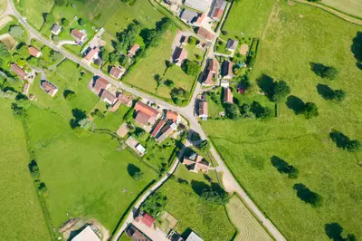 Umlegungsverfahren: ein Dorf, das verschiedene bebaute Flächen erkennen lässt, aus der Vogelperspektive von oben fotografiert