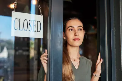 Eine Cafébetreiberin schließt nach Eröffnung eines Insolvenzverfahrens ihren Betrieb.