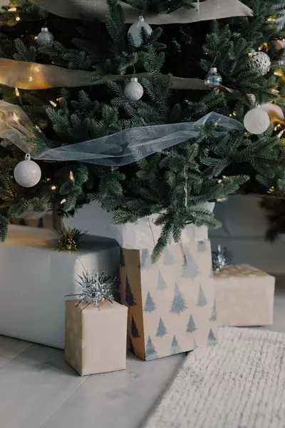 Samtige oder glitzernde Christbaumkugeln machen Ihren Weihnachtsbaum 2021 zum Hingucker!