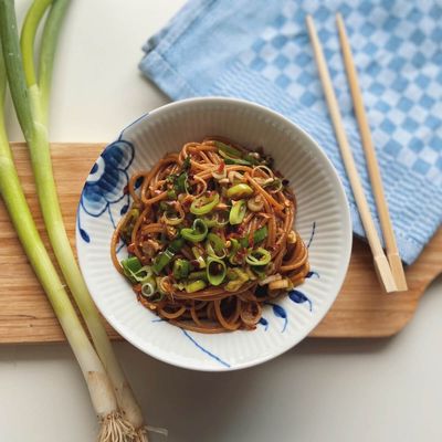 Asiatisk pasta med forårsløg og ingefær