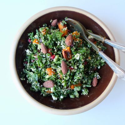 https://a.storyblok.com/f/88421/1728x2484/9ff93c82d4/gronkalssalat-med-quinoa-hokkaido-og-salatost.jpg