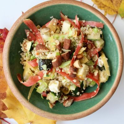 https://a.storyblok.com/f/88421/1728x2592/dcc3e8a37b/quinoasalat-med-spidskal-salatost-og-squash.jpg