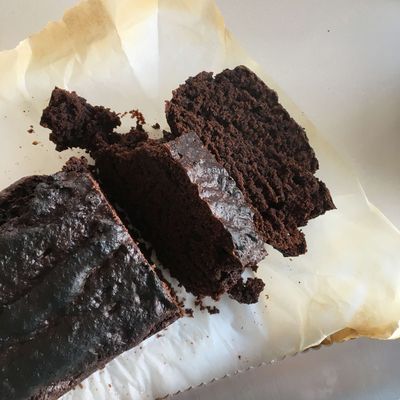 chokoladekage på bagepapir